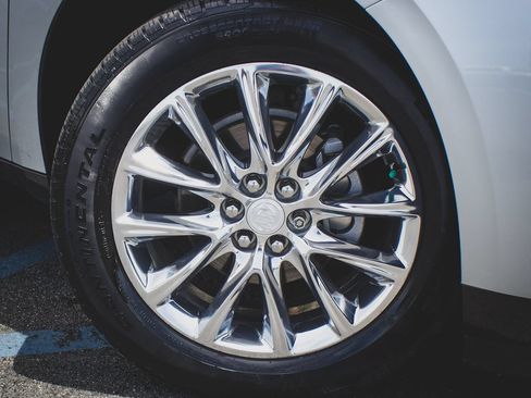 Used 2019 Buick Enclave Essence FWD image 2