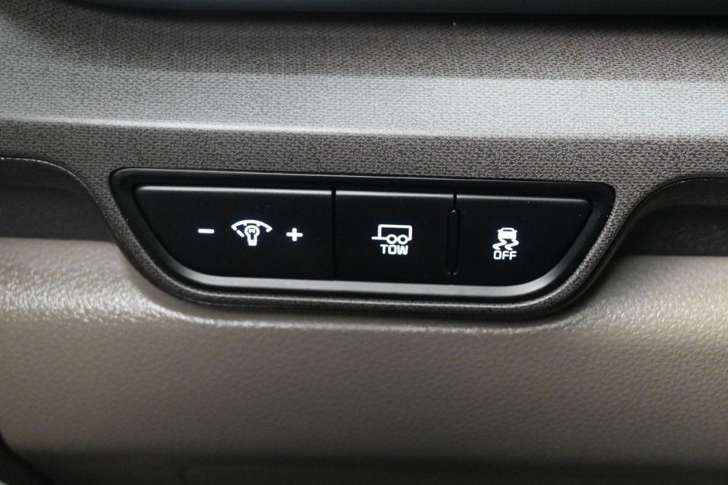 Used 2025 Kia Carnival EX FWD image 17