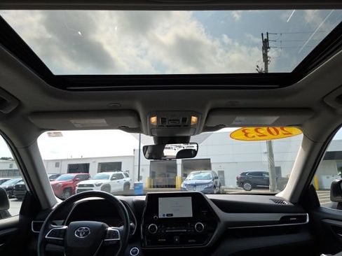 Used 2023 Toyota Highlander XLE AWD/4WD image 23