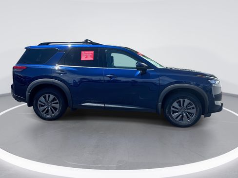 Certified 2024 Nissan Pathfinder SV FWD image 3