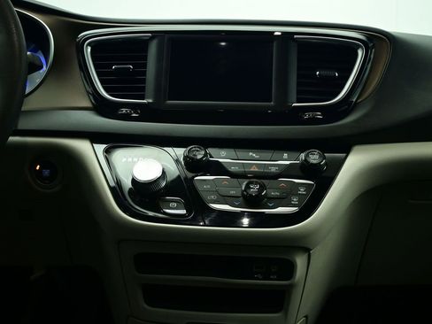 Used 2018 Chrysler Pacifica Touring Plus image 6