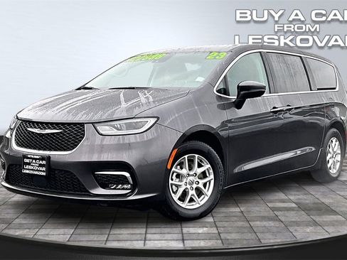 Used 2023 Chrysler Pacifica Touring-L image 12