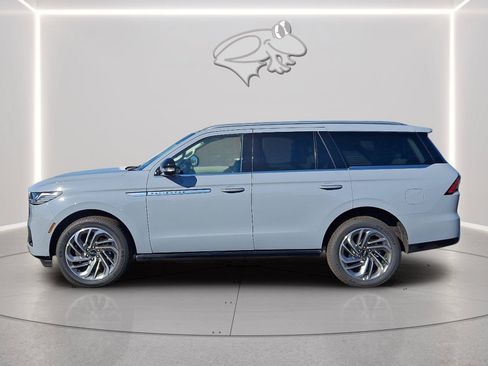 New 2025 Lincoln Navigator Reserve AWD/4WD image 2