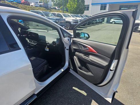 New 2025 Chevrolet Equinox EV RS image 24