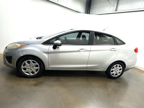 Used 2011 Ford Fiesta SE w/ Super Fuel Economy Pkg FWD image 2