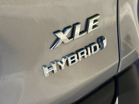 Used 2021 Toyota RAV4 XLE AWD/4WD image 18