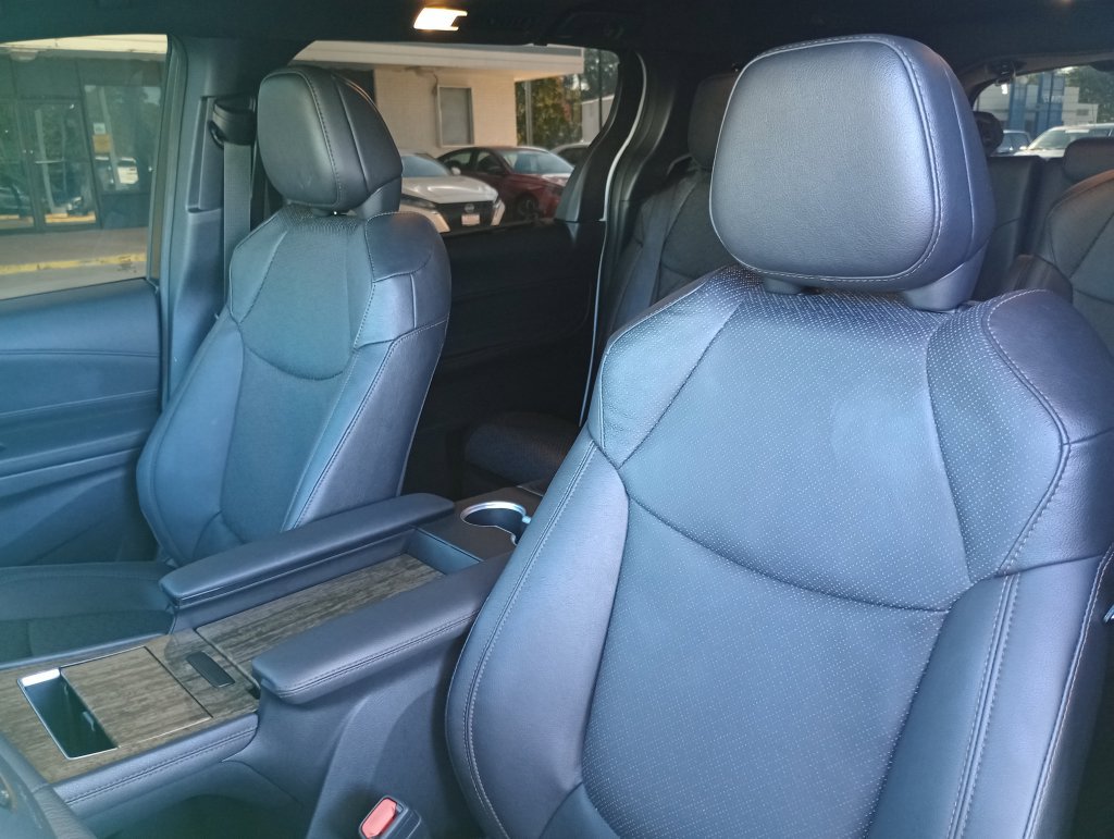 Used 2026 Toyota Sienna Platinum AWD/4WD image 12