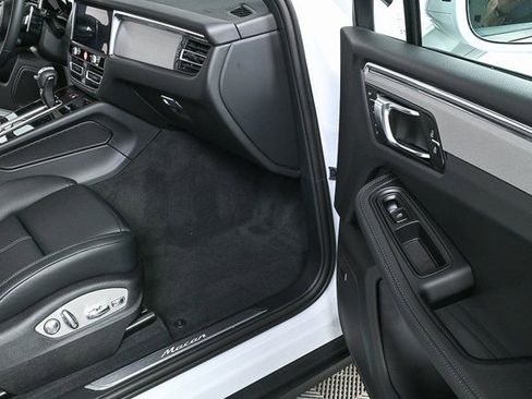 Certified 2026 Porsche Macan AWD/4WD image 23