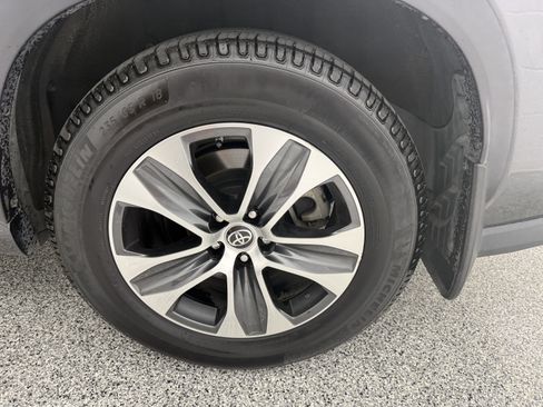 Used 2021 Toyota Highlander XLE FWD image 9