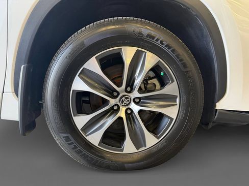 Used 2023 Toyota Highlander XLE FWD image 5