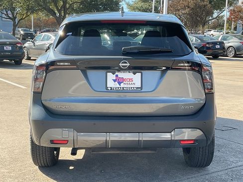 Used 2025 Nissan Kicks SV image 6