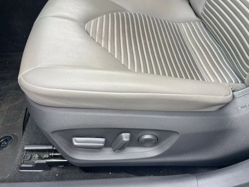 Used 2021 Toyota Camry SE w/ Carpet Mat Package (TMS) image 5