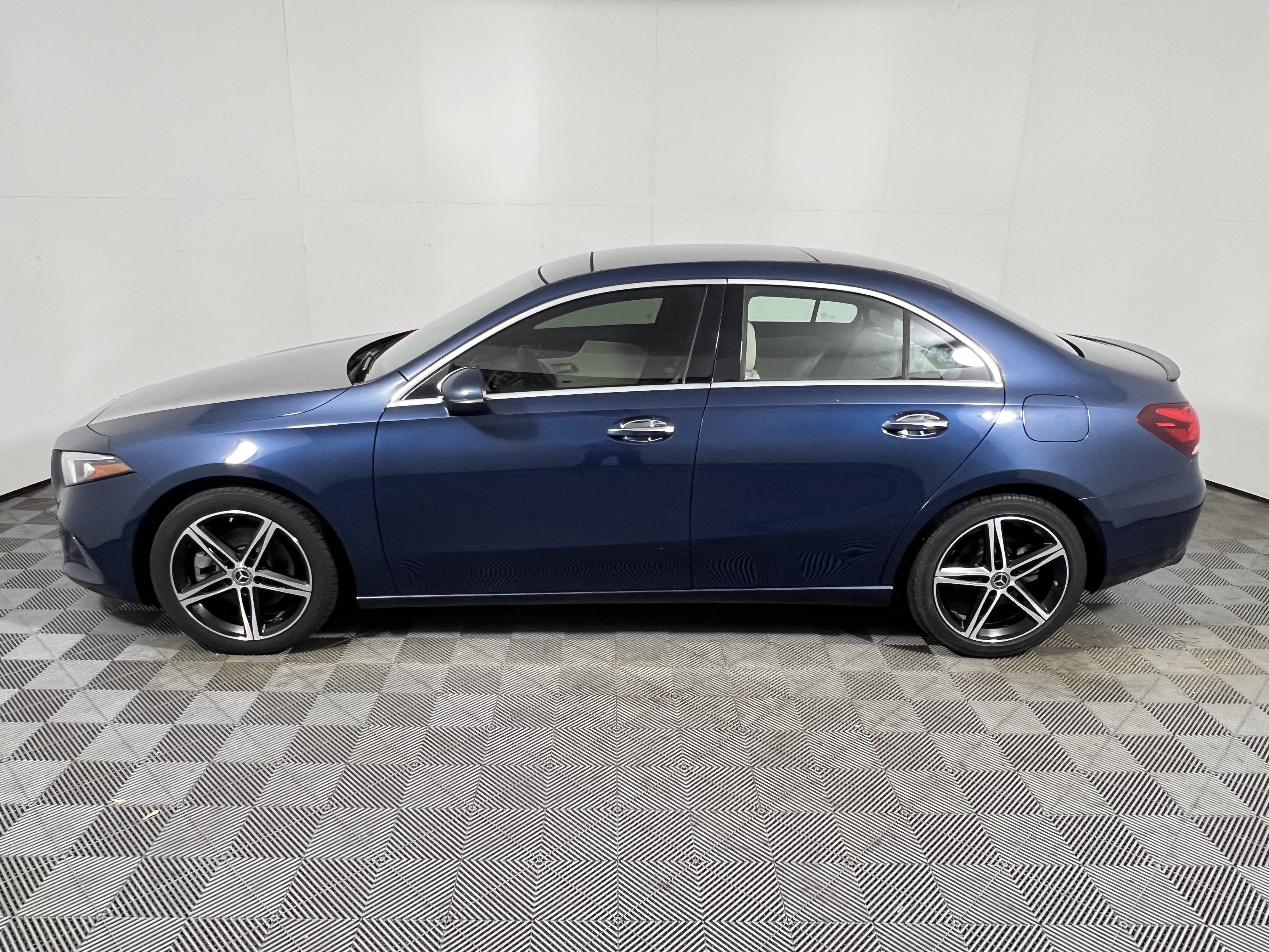 Used 2019 Mercedes-Benz A 220 image 2