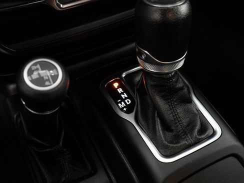 Used 2020 Jeep Gladiator Sport image 24