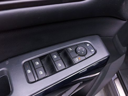 Used 2024 Nissan Pathfinder SV w/ SV Premium Package image 16