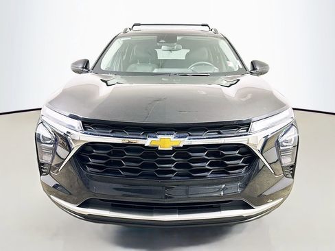 Used 2025 Chevrolet Trax LT w/ Driver Confidence Package FWD image 2