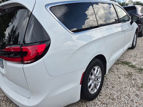 Used 2023 Chrysler Pacifica Touring-L FWD image 3
