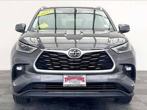 Used 2021 Toyota Highlander XLE AWD/4WD image 2