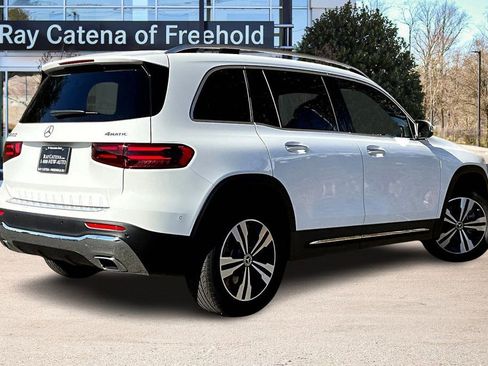 Used 2025 Mercedes-Benz GLB 250 4MATIC image 2