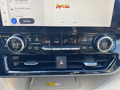 Used 2023 Toyota Highlander Limited image 22