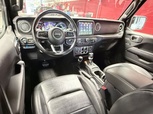 Used 2022 Jeep Wrangler Unlimited Sahara w/ Cold Weather Group AWD/4WD image 21