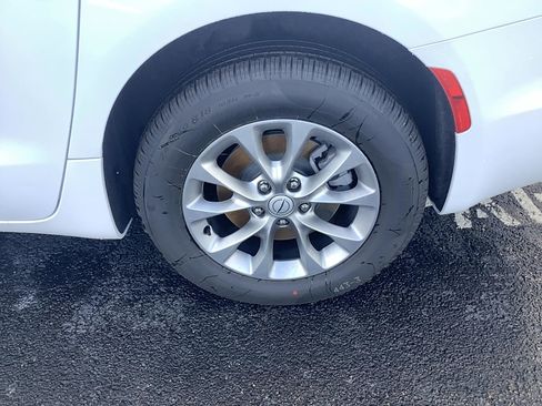 New 2026 Chrysler Pacifica Select image 9