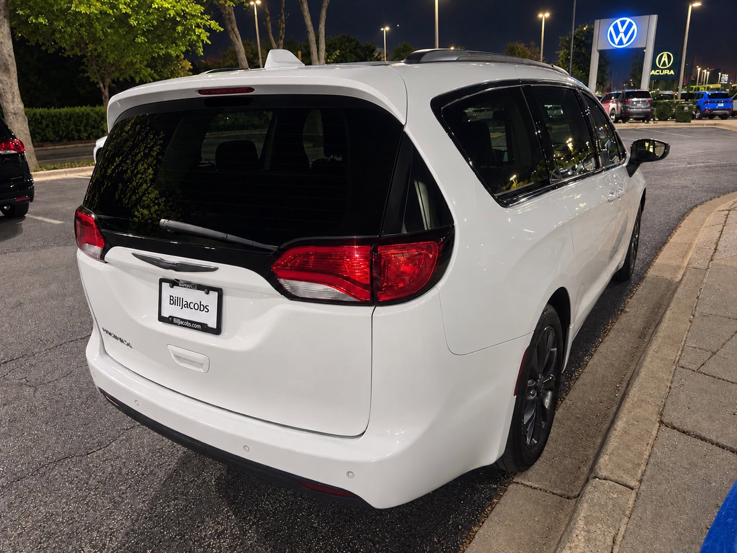 Used 2018 Chrysler Pacifica Touring-L w/ S Appearance Package FWD image 4