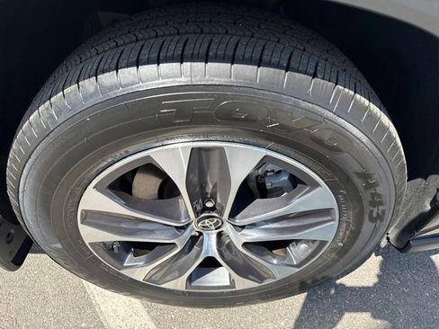 Certified 2024 Toyota Highlander XLE FWD image 24