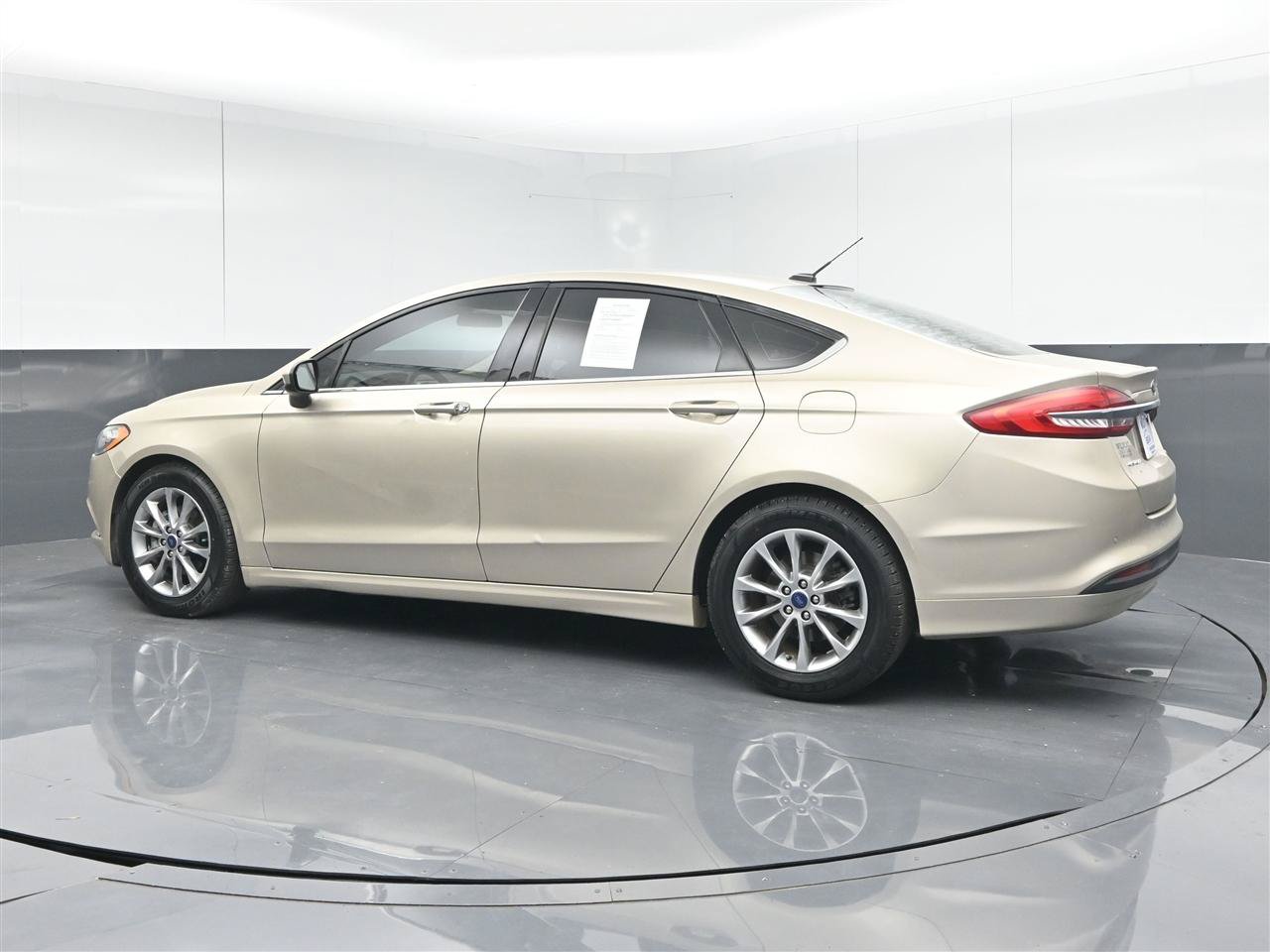 Used 2017 Ford Fusion SE w/ Fusion SE Technology Package FWD image 7