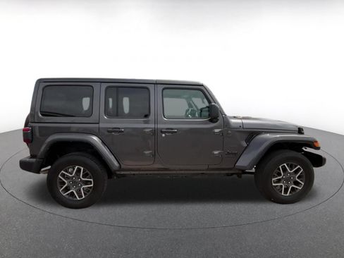 Used 2025 Jeep Wrangler Unlimited Sahara AWD/4WD image 16