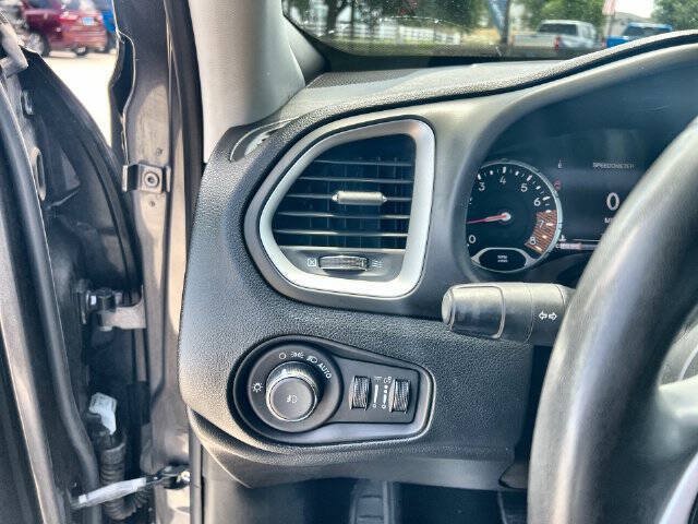 Used 2021 Jeep Renegade Latitude FWD image 17