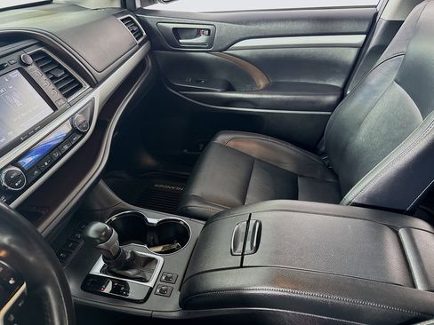 Used 2019 Toyota Highlander XLE image 24