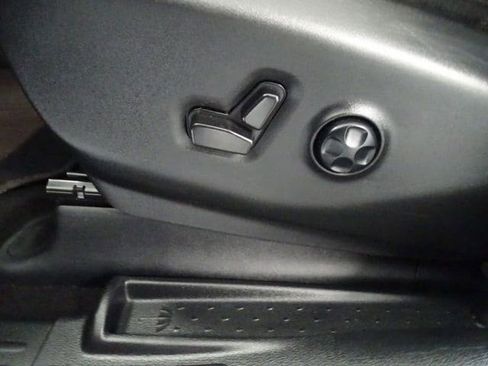 Used 2025 Chrysler Pacifica Select FWD image 3