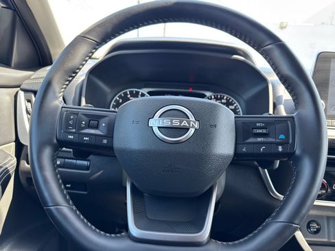 Used 2025 Nissan Rogue SV FWD image 30