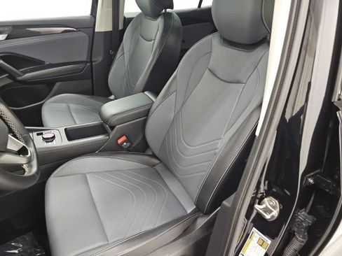 Used 2025 Volkswagen Tiguan SE w/ Panoramic Sunroof Package AWD/4WD image 14