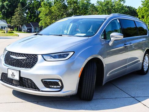 Used 2021 Chrysler Pacifica Touring-L FWD image 3