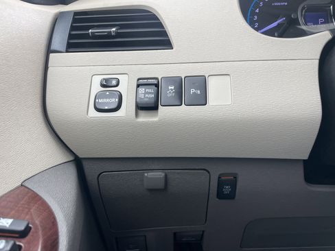 Used 2011 Toyota Sienna Limited image 21