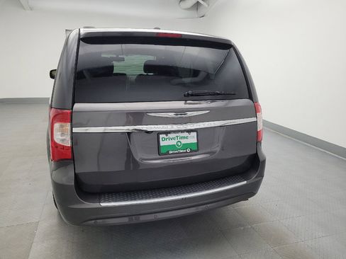 Used 2016 Chrysler Town & Country Limited image 6
