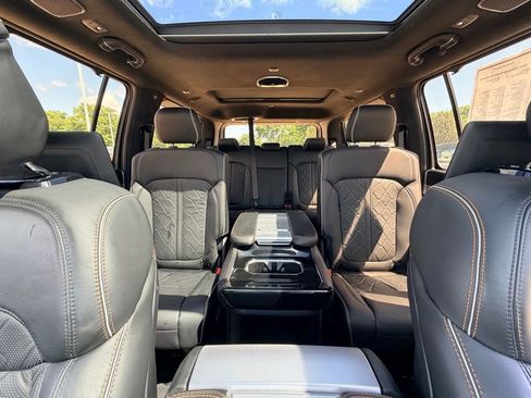 Used 2022 Jeep Grand Wagoneer Series III w/ Rear Seat Video Group 1 AWD/4WD image 27