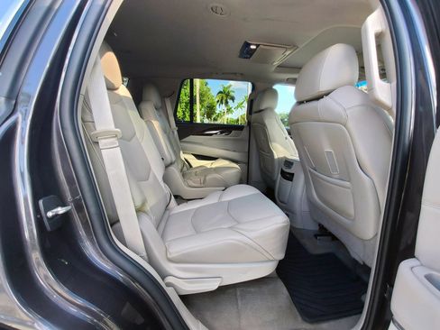 Used 2016 Cadillac Escalade Luxury AWD/4WD image 38
