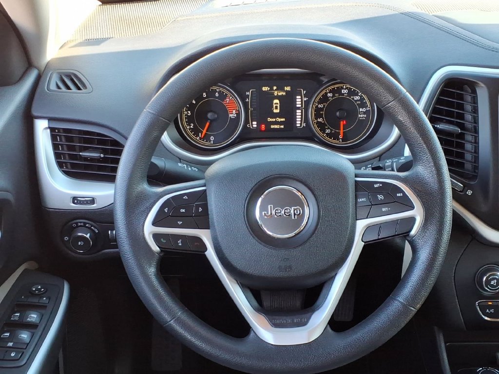 Used 2018 Jeep Cherokee Latitude AWD/4WD image 19