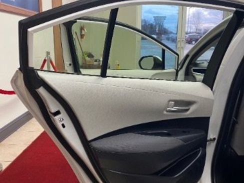 Used 2021 Toyota Corolla LE image 14
