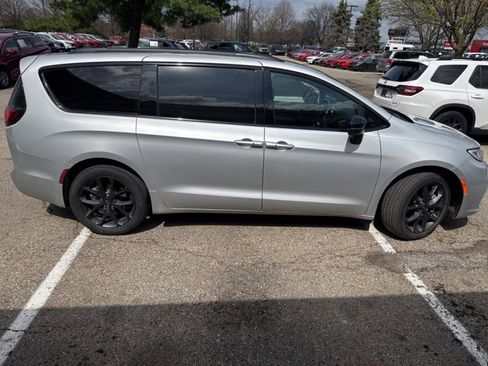 Used 2024 Chrysler Pacifica Limited w/ S Appearance Package image 8