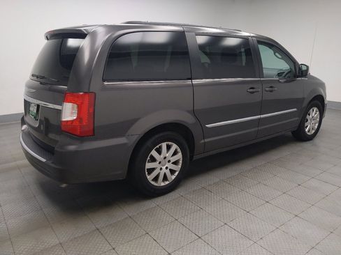 Used 2016 Chrysler Town & Country Touring FWD image 10