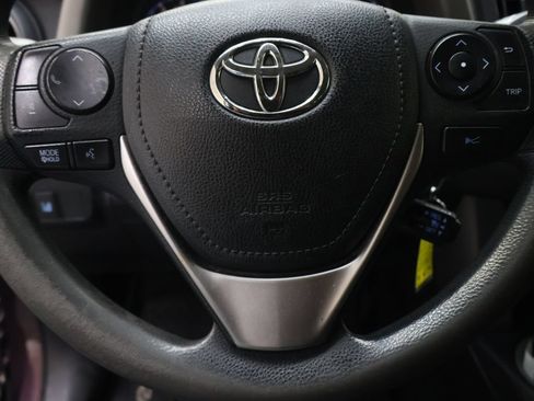 Used 2018 Toyota RAV4 LE AWD/4WD image 18