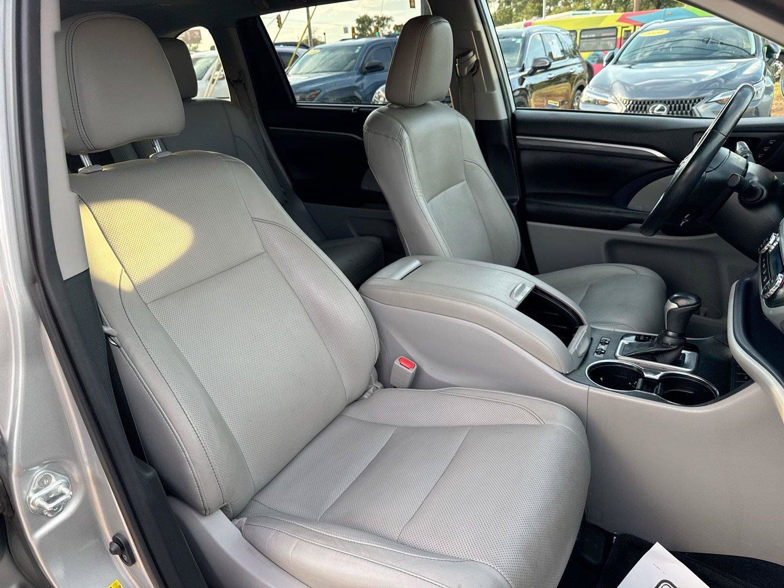 Used 2019 Toyota Highlander Limited Platinum FWD image 17