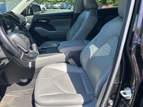 Used 2022 Toyota Highlander XLE image 14