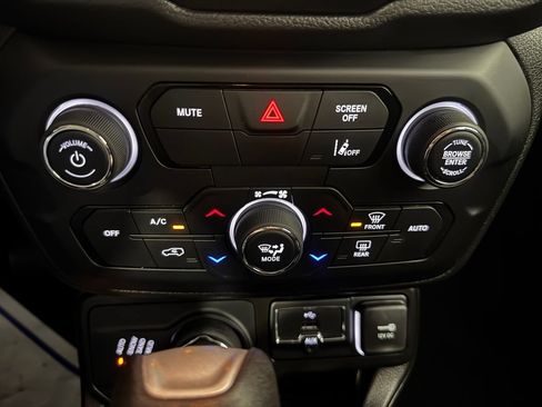 Used 2023 Jeep Renegade Altitude AWD/4WD image 36