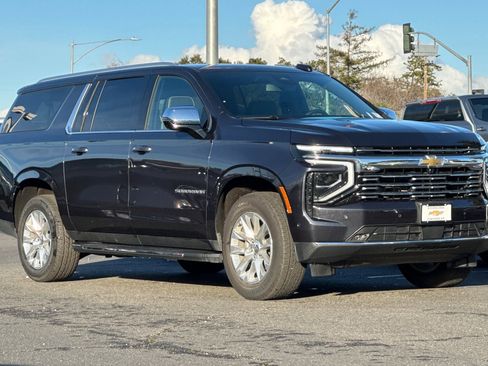 Used 2025 Chevrolet Suburban Premier image 2