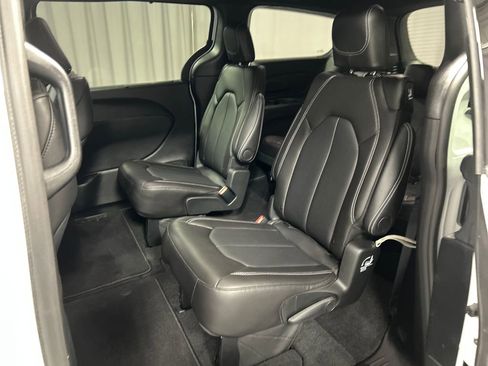 Used 2026 Chrysler Pacifica Select image 23